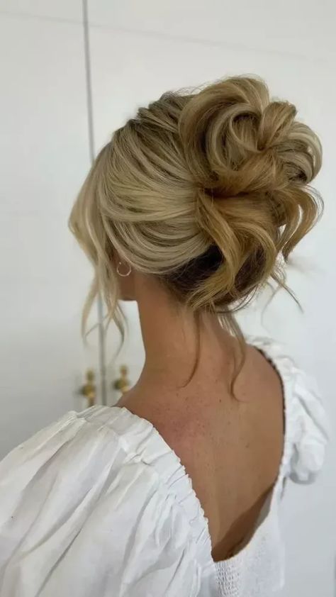 Discover the perfect wedding hairstyles updo for every bride with our curated guide. From simple elegance to messy boho low buns and side braids, our collection has something for every hair length and mood. Find medium length styles, curly natural curls, and elegant messy buns that are easy to love. Whether you're after a vintage vibe, a Korean twist, or short hair solutions, our tutorials offer easy yet elegant ideas. Browse to buy the best look Side Plaits, Holiday Hairstyles For Medium Hair, Chic Wedding Hairstyles, Elegant Buns, Medium Length Styles, Messy Wedding Updo, Curly Natural Curls, Chic Updo, Gorgeous Bridal Makeup