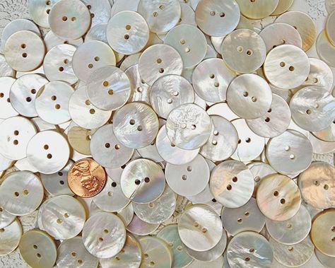 Pearl Shell, Button Crafts, Mother Of Pearl Buttons, Sewing A Button, Mother Of Pearl, My Jewellery, Shells, Carving, 10 Things