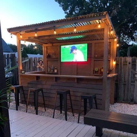 Bar Outdoor Design, Outdoor Tiki Bar, Cozy Porch, Deck Bar, Balkon Decor, Diy Outdoor Bar, Bar Shed, Outside Bars, Outdoor Kitchen Bars