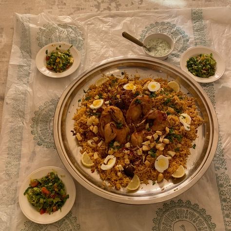 Saudi typical lunch Saudi Arabia Breakfast, Saudi Food, Saudi Traditional, Happy Store, Healthy Plates, Action Pose Reference, Food Recepie, My Culture, المملكة العربية السعودية