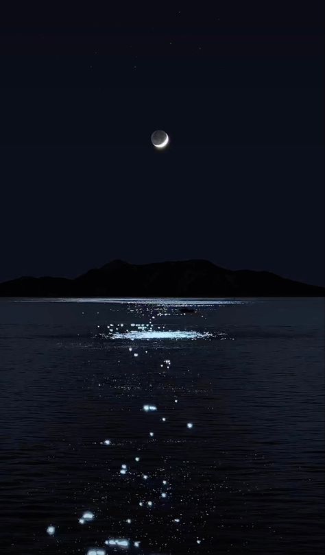 Moonlight on ocean dark blue homescreen wallpaper 🌌 Dark Blue Asthetics Wallpers, Dark Blue Theme Phone, Dark Blue Homescreen Wallpaper, Ocean Wallpaper Dark, Dark Blue Wallpapers Aesthetic, Dark Blue Ocean Wallpaper, Night Ocean Wallpaper, Dark Ocean Aesthetic Wallpaper, Dark Blue Ocean Aesthetic