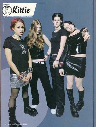 𝔱𝔯𝔞𝔤𝔦𝔠𝔱𝔢𝔢𝔫 Kittie Band, 90s Grunge Hair, Riot Grrrl, Black Outfits, Estilo Punk, Grunge Goth, Mall Goth, Lovely Clothes