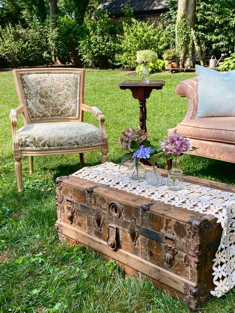 Furniture For Wedding Decor, Rustic Wedding Lounge Area, Couch At Wedding Reception, Vintage Seating Area, Vintage Wedding Lounge Area, Antique Furniture Wedding Decor, Outdoor Seating Area Wedding, Vintage Wedding Furniture, Outdoor Wedding Lounge Seating