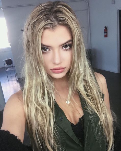 Alyssa Violet, Alissa Violet Outfit, Allisa Violet, Luxury Goals, Alissa Violet, Taking A Selfie, Long Hair Cuts, Cut And Color, Hair Goals