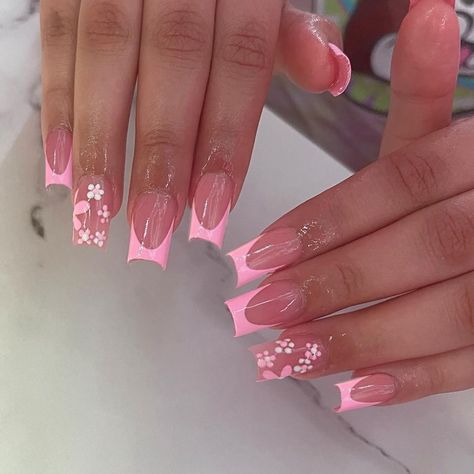 Spring Nails Medium Square, Light Pink Nails Acrylic With Glitter, Cute Pink Design Nails, Light Pink And White French Tip Nails, Spring Shorties Nails, Cute Summer Nails Flowers, Summer Nails Pink Flower, Nails Ideas Short Summer, Shorties Nails Square Spring