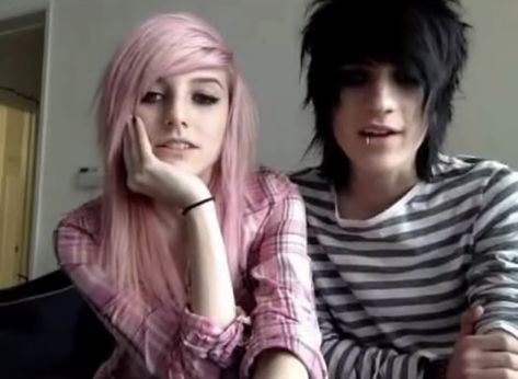 Emo Goth Outfits, Alex Dorame, Emo Couples, 2000s Emo, Scene Outfits, Johnnie Guilbert, Scene Girls, Emo Guys, T Dress