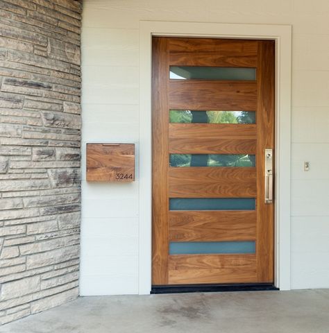 Modern Front Door Design, Modern Exterior Doors, Contemporary Front Doors, Doors Interior Modern, Modern Front Door, Front Door Entrance, Exterior Remodel, Entrance Design, Front Door Design