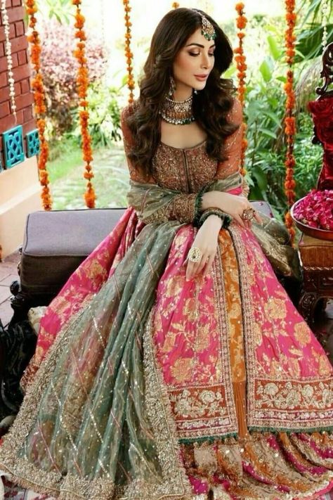 Mendhi Clothes Mehndi Outfit, Mendhi Dress Bride, Mendhi Outfit For Bride, Dresses For Mehendi Ceremony, Mehndi Bridal Outfit, Mehandi Outfits Brides, Mehendi Bridal Outfit, Mehndi Outfit Bridal, Mehndi Saree