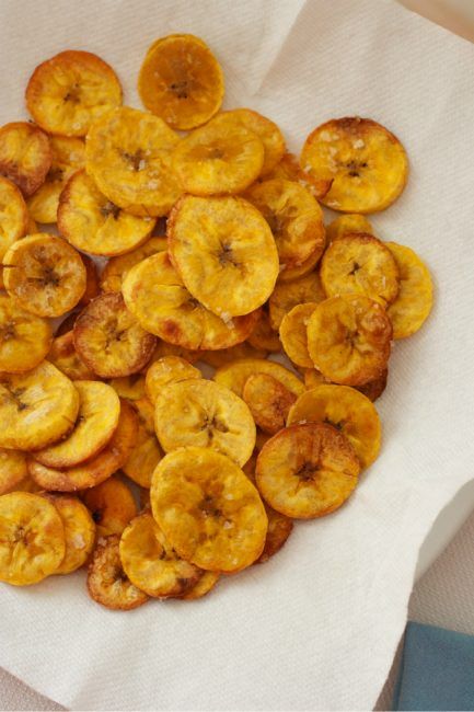 Healthy Snack: Homemade Plantain Chips and Guacamole Recipe Nigerian Desserts, Ghana Dishes, Banana Chips Recipe, Chips And Guacamole, Baked Plantains, Banana Snacks, Plantain Recipes, Deliciously Ella, Plantain Chips