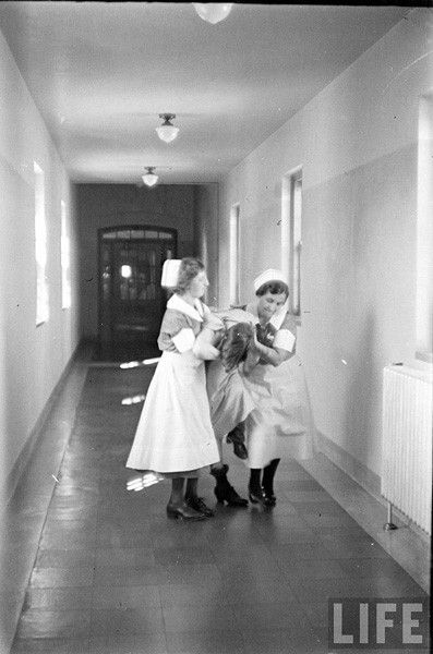 Pilgrim State Hospital, History Of Nursing, Mental Asylum, Mental Institution, Insane Asylum, Alfred Eisenstaedt, Psychiatric Hospital, Hospital Nurse, Nurse Rock