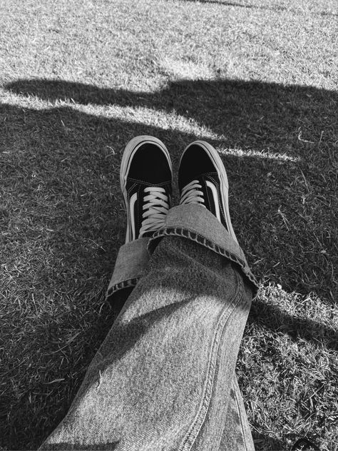 Old school vans and baggy skate jeans Vans Old Skool Aesthetic, Vans Aesthetic Outfit, Vans Aesthetic, Old School Aesthetic, Skate Jeans, Vans Old School, Old School Vans, Jeans And Vans, Vans Skate