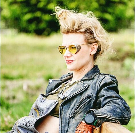 Kate Mckinnon Ghostbusters, Jillian Holtzmann, Glasses Trends, Kate Mckinnon, Ghostbusters, Mirrored Sunglasses, Cool Style, Hollywood, Actresses