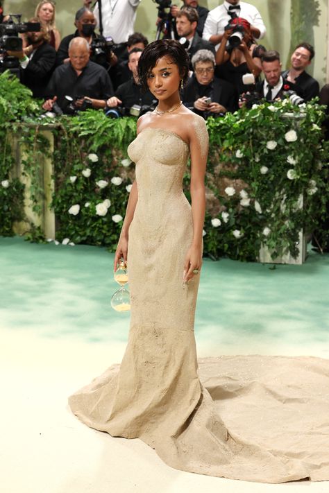 Met Gala Film Photos, Emma Chamberlain Met Gala 2022, Met Gala Through The Years, Met Gala 2024 Garden Of Time, Met Gala Chadwick Boseman, Gala Looks, Lace Jeans, Gala Gown, Gigi Hadid Looks