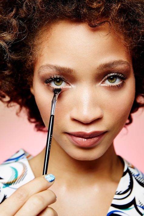 "When using a mascara wand on the bottom lashes, you tend to get a poke-y effect or you can get it on the skin," says Paré. "With a fan brush, it's soft and you get slight definition without drawing attention to any darkness in that area." Makeup Hacks Mascara, Fan Brush Makeup, Bottom Lashes, Mascara Brush, Makeup Mistakes, Mascara Makeup, Fan Brush, Eyelash Brush, Mascara Tips