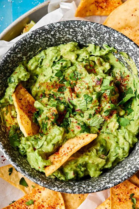 Inspired by my restaurant days, this easy Fresh Guacamole recipe combines not 1 but 2 ripe avocados with jalapeños, red onion, fresh lime juice, and lots of cilantro. Smashed together in a zip-top bag (or molcajete!) with my secret ingredient –Tajín! – the result is a chunky-creamy guacamole dip with bright, tangy, and spicy flavor. Ready in 15 minutes or less and with all the citrus, this homemade guacamole never browns! #guacamole #guacamolerecipe #guacamoledip #avocadorecipes #mexicanfood Fresh Guacamole Recipe, Mexican Guacamole, Guacamole Ingredients, Best Guacamole Recipe, Fresh Guacamole, Tapas Restaurant, Easy Guacamole, Homemade Guacamole, Guacamole Recipe