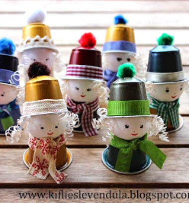 Coffee pod elf girls - adorable recycling Christmas craft for kids Recycle Coffee Pods, K Cup Crafts, Coffee Pods Crafts, Nespresso Crafts, Recycled Paper Crafts, Cup Crafts, Easy Christmas Crafts, Craft Tutorial, Upcycled Crafts