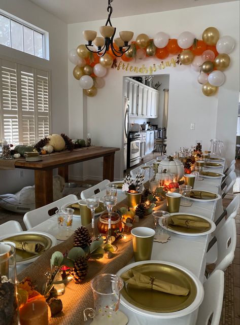 Friends Giving Party Ideas Decor, Aesthetic Thanksgiving Table, Friendsmas Table Settings, Friendsgiving Decoration Ideas, Friendsgiving Table Set Up, Friends Giving Decor Ideas, Friendsgiving Food Ideas Main Dish, Friendsgiving Set Up, Friends Giving Aesthetic