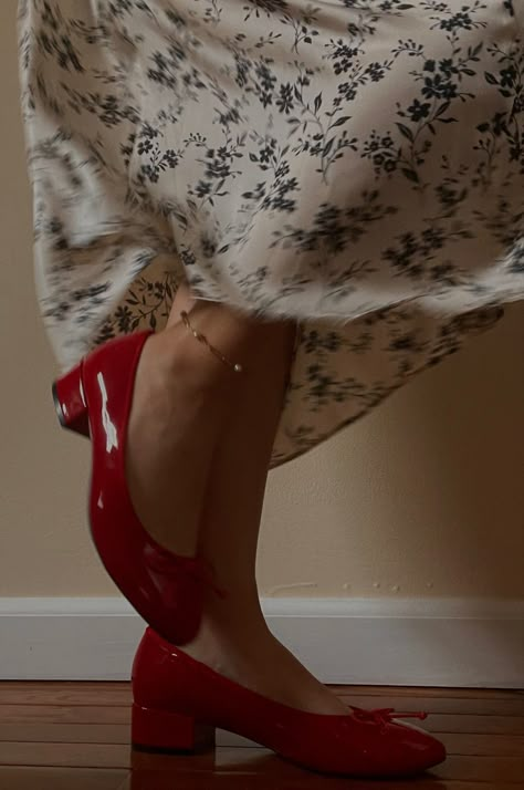 Anklet Outfit, Repetto Outfit, Red Shoes Ballet, Black Dress Red Heels, Red Ballet Flats Outfit, Red Flats Outfit, Red Heels Outfit, Red Ballet Shoes, Heels Floral