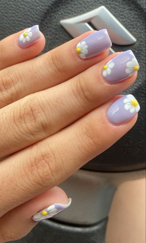 #nailart #nails #naildesign #nailideas #flores #flowers #flowersnails #nailsaddict #nailsaddict #nailsonfleek Daisy Gel Nails Short, Nail Inspo For Kids Short, Summer Nail Inspo Short Round, Purple Nails With Daisies, Aesthetic Gel Nails Short, Flower Nail Designs Short Nails, Floral Short Nails, Gel Nails For Kids, Nails For Kids Cute Short