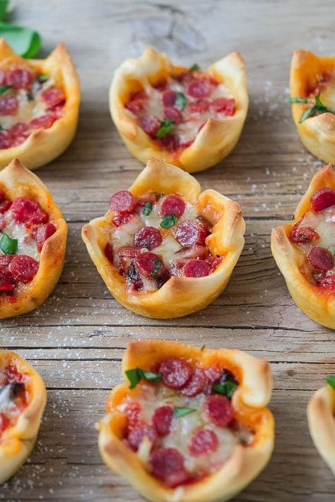 Perfektes Fingerfood für deinen Silvesterabend! Mit diesen kleinen Pizza Muffins hast du den idealen Snack für den Start in das neue Jahr. Party Snacks, Party Essen, Pizza Muffins, Pizza Snacks, Snack Dip, Party Finger Foods, Paleo Snacks, Snacks Für Party, Food App