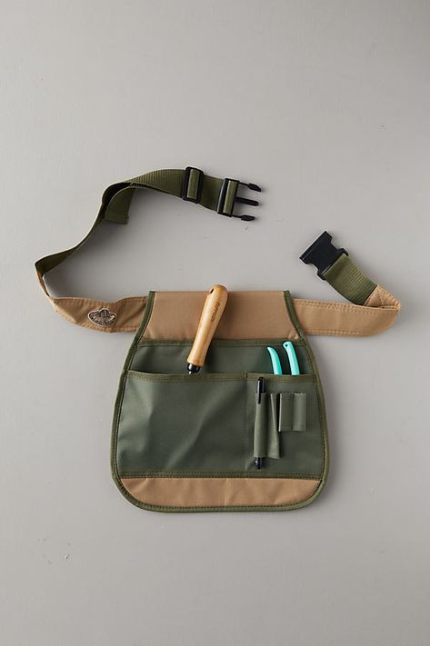 Keep your essential garden tools at the ready while gardening with this handy garden belt. Crafted from durable canvas with an adjustable belt with multiple spacious storage compartments that can hold a variety of tools. Adjustable. Garden Belt, Garden Tool Belt, Garden Apron, Utility Apron, Tool Belts, Gardening Gear, Garden Bags, Diy Bag Designs, Sustainable Kitchen