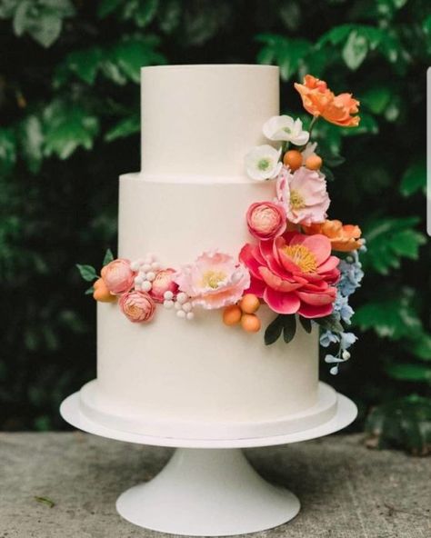 These spring wedding cakes are packing a serious punch with delicate sugar flowers, the prettiest spring color palettes and cascading floral details that are just #gorg. Find all your spring wedding cake ideas at #ruffledblog Wedding Cake With Flowers, Sugar Flowers Cake, Spring Wedding Cake, Cake With Flowers, Pretty Wedding Cakes, The Wedding Cake, Floral Wedding Cake, Floral Wedding Cakes, Boda Mexicana