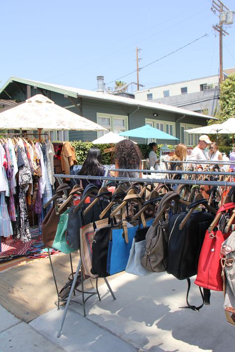 Flee Market Stall Ideas, Flee Market Outfit, Flee Market Aesthetic, Flea Market Clothes, Flee Market Ideas, Flee Markets, Summer Visionboard, Market Clothes, Yard Sale Organization