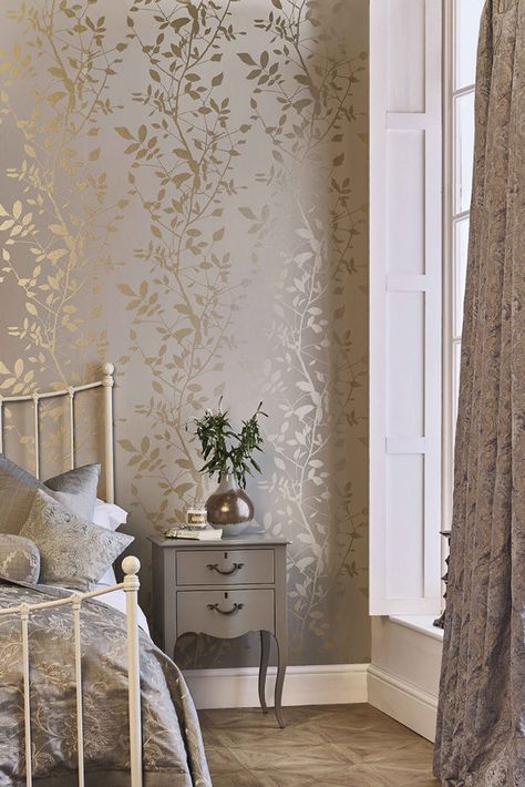 Drama Wallpaper, Interior Wallpaper, Wall Bedroom, Gold Wallpaper, Wallpaper Decor, Wallpaper Living Room, Wallpaper Bedroom, Master Bedrooms Decor, Room Wallpaper