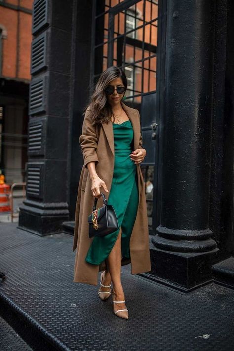 5e1b18c4c6a6d31695acbae3fd70ecc6 Green Shoes Outfit, Green Dress Outfit, Slip Dress Outfit, Fall Fashion Coats, Beige Sandals, Dresses 2022, Green Dresses, Easy Style, Tan Heels