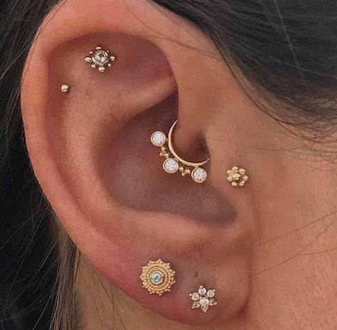 Different Types Of Piercings, Bodysuit Tattoos, Ear Peircings, Piercings Ear, Faux Piercing, Cute Ear Piercings, Cute Piercings, Emerald Earrings Studs, Types Of Piercings