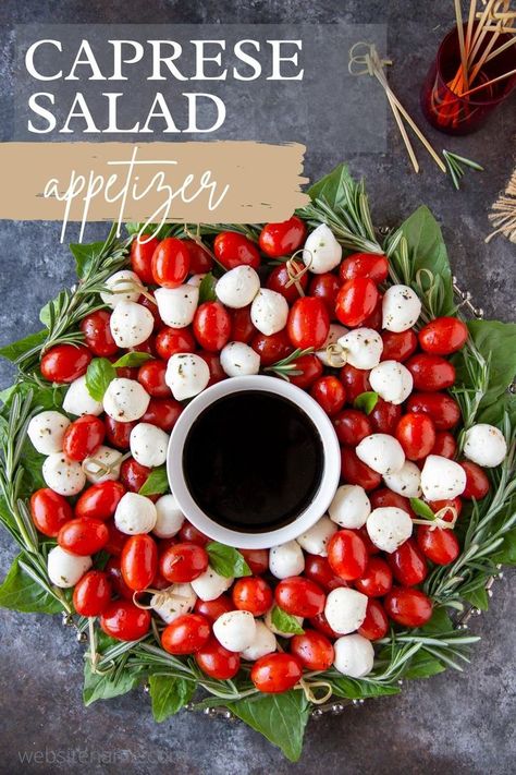 Caprese Salad Christmas, Caprese Christmas, Salad For Christmas, Caprese Salad Appetizer, Salad Christmas, Christmas Eve Recipes, Caprese Appetizer, Holiday Appetizers Christmas, Best Holiday Appetizers