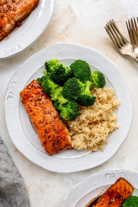 Plate with a piece of balsamic salmon, brown rice and broccoli. Balsamic Salmon Recipes, Balsamic Glazed Salmon, Healthy Food Plate, Brown Rice Recipes Healthy, Salmon Brown Rice, Balsamic Salmon, Salmon Meal Prep, Healthy Rice Recipes, Rice And Broccoli