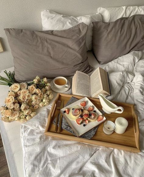 Living Space Decor, Instagram Feed Ideas, Breakfast In Bed, Perfect Life, Cozy Space, Instagram Foto, Inspired Homes, Kotatsu Table, Bedroom Design