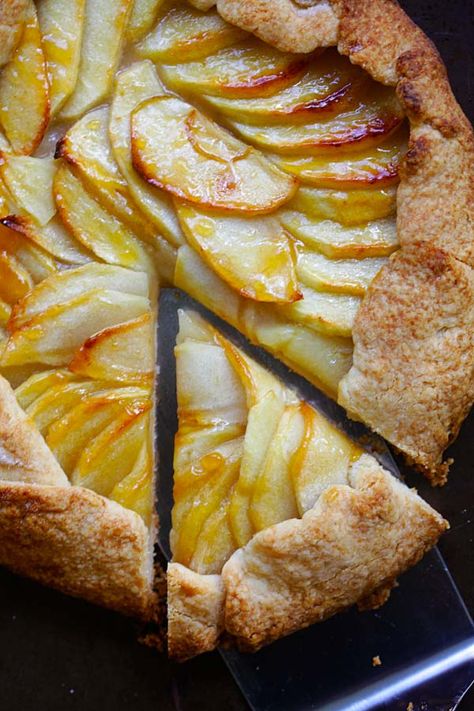 Rustic Apple Tart - the best and easiest apple tart recipe ever with buttery and the flakiest crust and sweet apple filling. A must-bake | rasamalaysia.com Homemade Apple Tarts, Japanese Apple Pie, Rustic Apple Pie Recipe, Rustic Apple Tart Recipe, Pie Tart Recipe, Rustic Pies And Tarts, Healthy Apple Tart, Things To Make With Pie Crust, Fall Tart Recipes