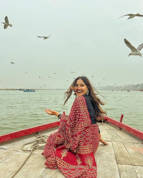 Poses In Banaras, Varanasi Photoshoot Ideas, Photo Poses In Banaras, Banaras Outfit Ideas Women, Indian Vision Board, Banaras Aesthetic Photos, Banaras Photoshoot Ideas, Ganga River Photography, Banaras Outfit Ideas