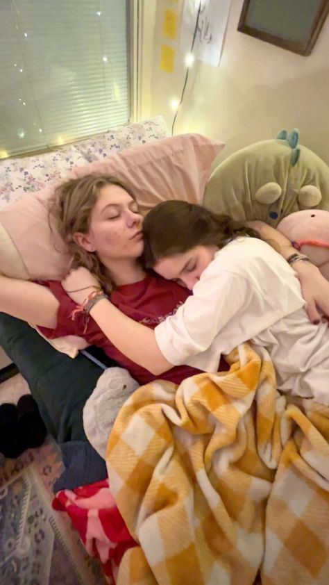 Cuddling Under The Blanket, Wlw Cuddle Pose, Wlw Cuddling Pose, Wlw Teen Romance, Wlw Couple Picture Ideas, Wlw Cuddle Bed, Cute Things To Do With Your Girlfriend, Best Friend Cuddles, Wlw Sleeping