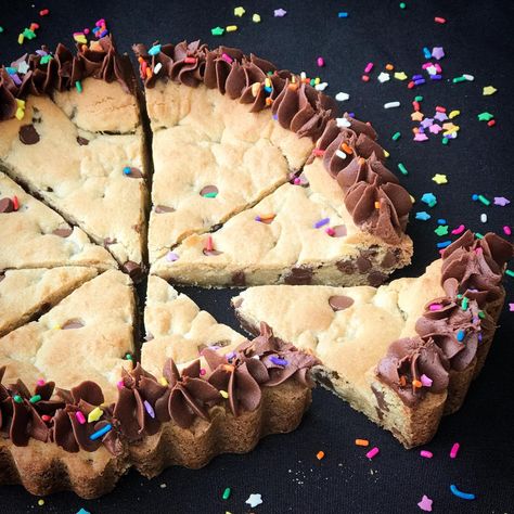 Mrs. Fields Copycat Chocolate Chip Cookie Cake Mrs Fields Frosting Recipe, Ms Fields Cookies, Mrs Fields Cookie Cake, Mrs Fields Chocolate Chip Cookies, Mrs Fields Cookies, Chocolate Chip Cookie Cake Recipe, Mrs Fields, Fig Cake, Chocolate Chip Cookie Cake