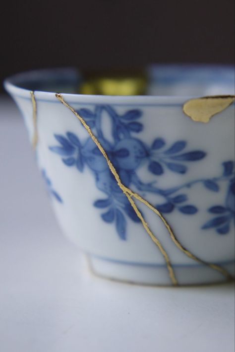 What a wabi-sabi Kintsugi Tea Cup, Kintsugi Photography, Kintsugi Painting, Kintsugi Aesthetic, Kintsugi Tattoo, Kintsugi Pottery, Japanese Kintsugi, Kintsugi Art, Japanese Tea Cups