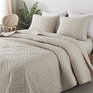 Lightweight Soft Bedspread Coverlet - Bed Bath & Beyond - 39020888 Quilt Bedding Sets, California King Size Bed, Queen Size Bedspread, Bedspreads Comforters, Quilted Blanket, Twin Quilt Size, Guest Bedroom Decor, Comforter Bed, Coverlet Bedding