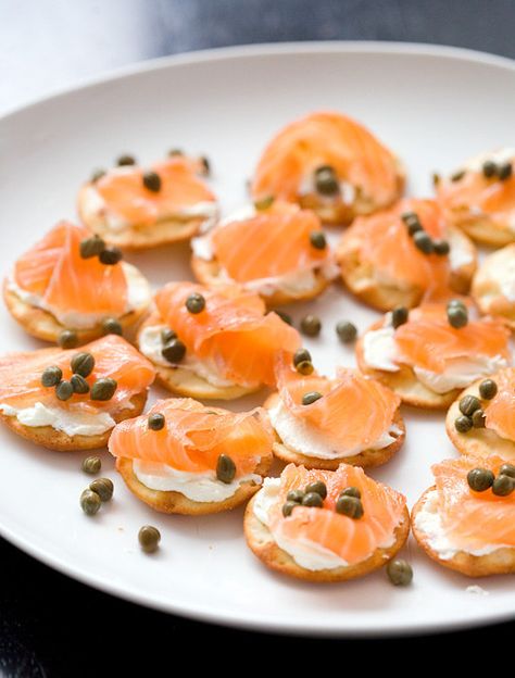 Cured GRAVLAX | 25 Classic Jewish Foods Everyone Should Learn To Cook Christmas Brunch Recipes, Canapes Recipes, Jewish Cuisine, Easy Brunch Recipes, Easy Meal Ideas, Kosher Recipes, Easy Brunch, Jewish Recipes, Eat To Live