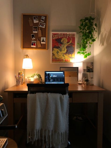 Desk Corner Bedroom, Desk Ideas With Mirror, Dorm Room Inspo Cozy, Desk Ideas College, Room Ideas Aesthetic Desk, Room Ideas With Desk, Desk Ideas Pink, Vintage Desk Ideas, Midcentury Modern Bedroom Decor Ideas