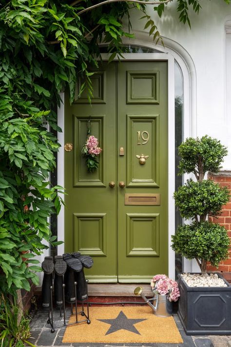 Green front door Cottage Front Door Colors, Moss Green Front Door, Fun Front Door Colors, Olive Green Front Door, Bold Front Door, Apartment Front Doors, Green Front Door, Front Door Ideas, Easter Front Door