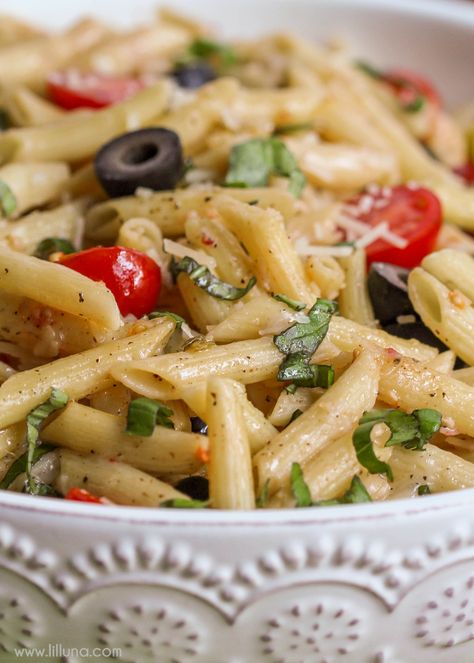 Penne Tomato Mozzarella Salad - a DELICIOUS pasta salad filled with pasta, tomatoes, olives, garlic, chopped basil, and cheese! This makes the perfect summer side dish!! Penne Mozzarella Salad, Penne Pasta Salad, Penne Pasta Salads, Delicious Pasta Salad, Tomato Mozzarella Salad, Tomato And Mozzarella, Penne Recipes, Mozzarella Pasta, Pasta Penne