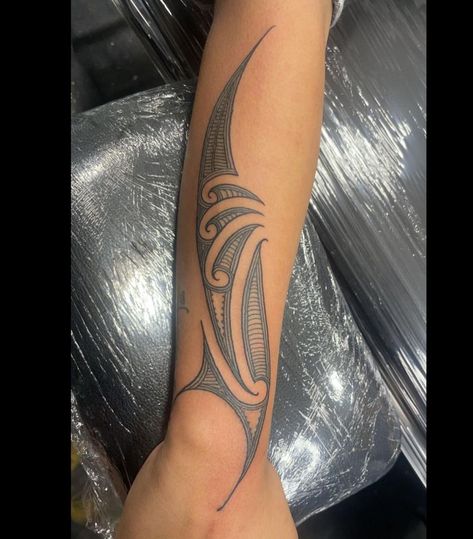 Maori Tattoo Patterns, Maori Tattoo Arm, Ta Moko Tattoo, Polynesian Tattoos Women, Small Girly Tattoos, Hibiscus Tattoo, Polynesian Tattoo Designs, Creative Tattoo, Dragon Tattoo For Women