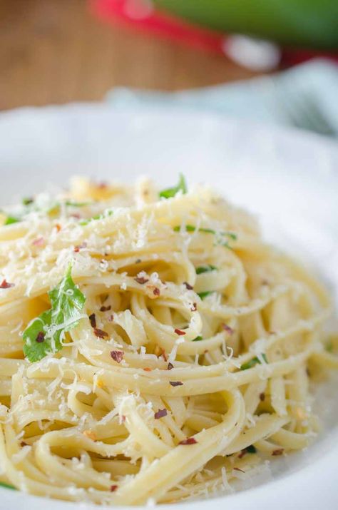 Linguine Recipes Easy, Pasta With Olive Oil, Olio Pasta, Angel Hair Pasta Recipes, Aglio E Olio Recipe, Pasta With Olives, Linguine Recipes, Olive Oil Pasta, Aglio E Olio