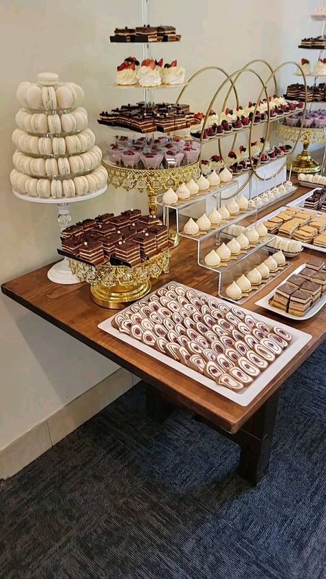 Wedding Catering Set Up, Dessert Set Up, Buffet Ideas Decor, Cake With Cupcakes Display, Wedding Sweets Table Ideas, Dessert Table Set Up, Dessert Party Table, Dessert Buffet Ideas, Sweet Table Ideas