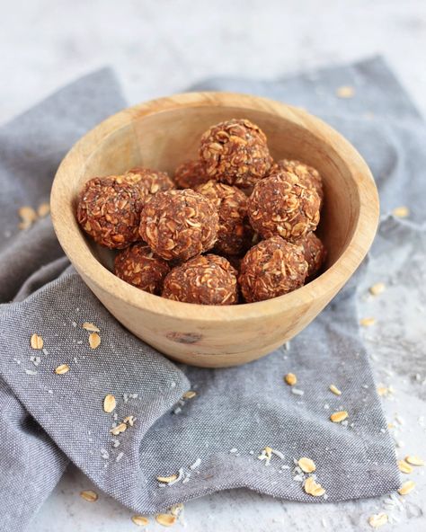 These Raw Vegan Peanut Butter Balls are the best healthy sweet treat around! The super easy Chocolate Peanut Butter Energy Balls Recipe is a great healthy treat for kids, toddlers and adults. Perfect to pack into your kids lunchbox or to keep in your bag all day, these gluten-free no bake peanut butter bliss balls are packed with Oatmeal, Chia Seeds and are made without dates, no refined-sugar and no honey. #peanutbutterballs #energyballs #blissballs Peanut Butter Bliss Balls, Healthy Veggie Snacks, Peanut Butter Energy Balls Recipe, Peanut Butter Oatmeal Balls, Healthy Treats For Kids, Energy Balls Recipe, Peanut Butter Energy Balls, Energy Balls Healthy, Healthy Treats Recipes