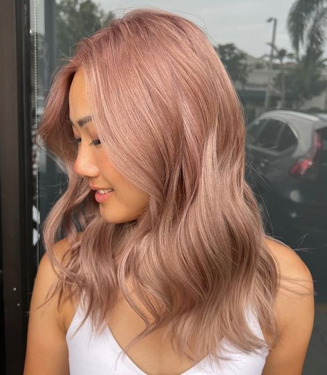 Rose Gold Spring Hair Color Hair Inspiration Color Blonde, Spring Hair Ideas, Short Blonde Balayage, Rose Blonde Hair, Blond Rose, Rose Blonde, Summer Hair Color Ideas, Pink Blonde Hair, Hair Color Rose Gold