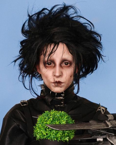 Makeup Artist Transforms into Famous Characters Just in Time for Halloween - Ftw Gallery Edward Scissorhands Makeup, Movie Character Makeup, Edward Scissorhands Costume, Charlotte Roberts, Instagram Makeup Artist, Virtual Makeup, Movie Makeup, Character Makeup, Halloween Tattoo