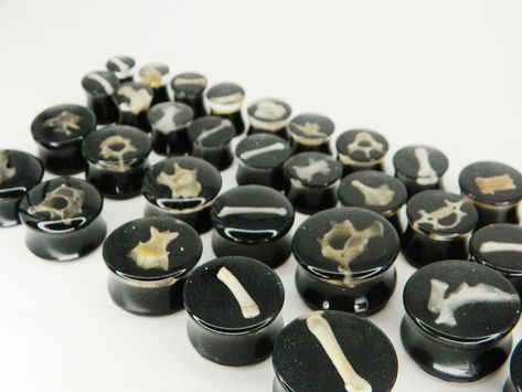 Black resin ear plugs with real animal bones. 28mm and 30mm on demand only. DM :) *No animals were harmed. Come in pairs. Double flared. The elements and the colors inside the plugs may be slightly different than in the photos, as well as the size, depending on the gauge size you choose. Clean with a soft and dry cloth to keep its shine. Resin is non-toxic to the body. Black resin ear plugs with real animal bones. 28mm and 30mm on demand only. DM :) *No animals were harmed. Come in pairs. Double Ear Gauges Plugs, Real Bones, Bone Earrings, Plug Earrings, Body Jewelry Piercing, Witch Jewelry, Tunnels And Plugs, Micro Macramé, Black Resin